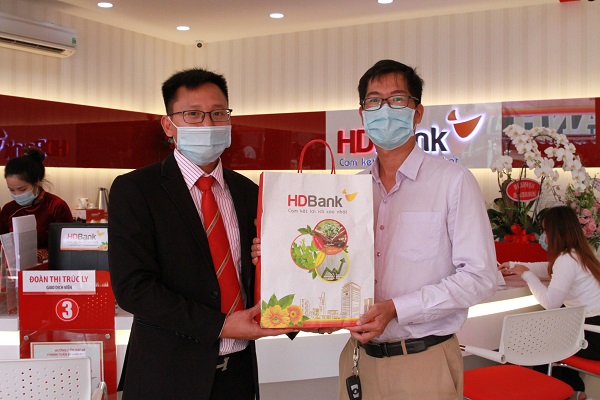 Nhiều phần quà hấp dẫn đã được tặng cho khách hàng nhân dịp khai trương HDBank Bảo Lộc