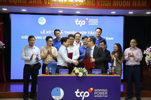 Đại diện Hội LHTN Việt Nam và TCP Việt Nam ký thỏa thuận hợp tác