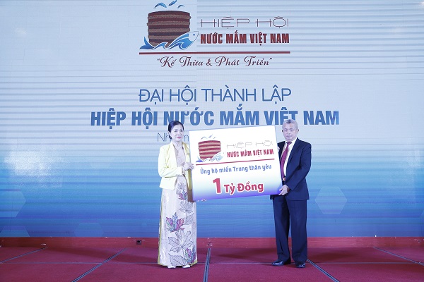 Tinh thần tương ái chung tay vì miền Trung, Hiệp hội nước mắm Việt Nam trao tặng 1 tỷ đồng ủng hộ bà con miền Trung chống bão lụt