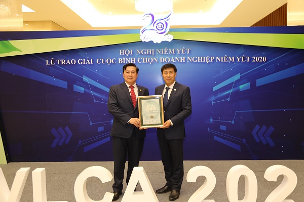 Ông Trần Hoài Nam, P.TGĐ HDBank và ông Lê Thành Trung, P.Tổng Giám đốc HDBank nhận chứng nhận vinh danh doanh nghiệp niêm yết xuất sắc dành cho HDBank