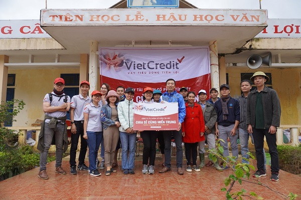 Đại diện VietCredit chụp ảnh lưu niệm với Ban giám hiệu trường Hướng Việt