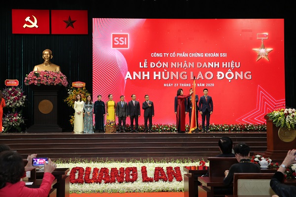 Phó Chủ tịch nước Đặng Thị Ngọc Thịnh trao danh hiệu Anh hùng Lao động Thời kỳ đổi mới cho CTCK SSI