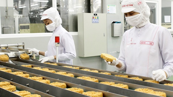 Sản xuất mì ăn liền tại nhà máy Acecook Việt Nam