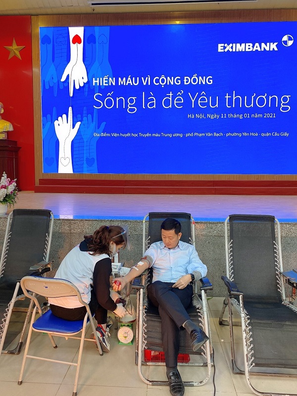 Sự tham gia của ông Nguyễn Cảnh Vinh - Quyền Tổng giám đốc Eximbank đã truyền cảm hứng cho các cán bộ nhân viên cùng hiến máup/(