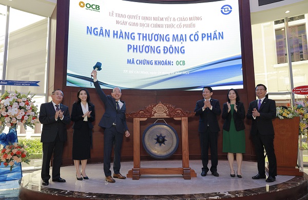 Ông Trịnh Văn Tuấn - Chủ tịch HĐQT OCB gõ cồng đánh dấu cột mốc OCB chính thức lên sàn HoSE
