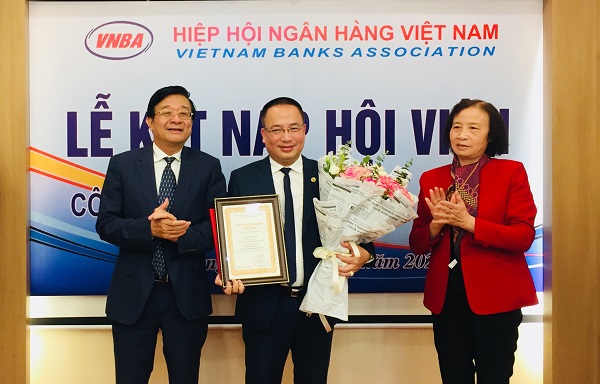 Ông Nguyễn Đình Đức – Phó Tổng Giám đốc HD SAISON (đứng ở giữa) nhận Quyết định Kết nạp HD SAISON làp/hội viên