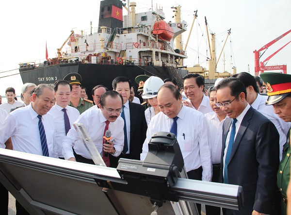 Trong chuyến công tác, Thủ tướng đã thăm các cụm cảng. (Ảnh: Thăm cảng Quốc tế Long An)