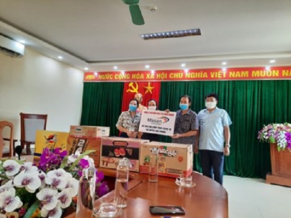 Đại diện Công ty Masan Consumer trao tặng các sản phẩm công ty cho đại diện UBND Huyện Quế Phong_Nghệ An