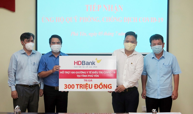 Ông Huỳnh Quốc Thi- Giám đốc HDBank Phú Yên (áo trắng)- đại diện Ban Lãnh đạo HDBank- trao 100 giường y tế trị giá 300 triệu đồng cho tỉnh Phú Yên.