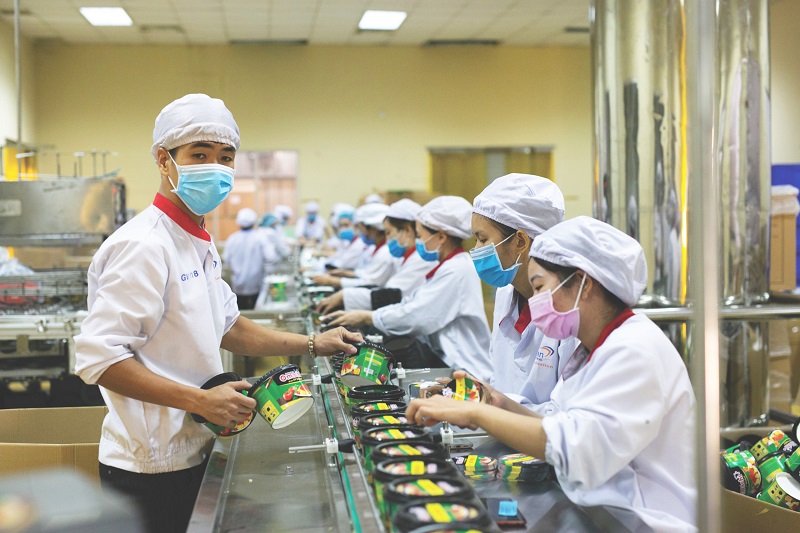 Người lao động sản xuất hàng thiết yếu tại nhà máy