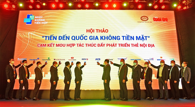 Tổng Giám đốc VietCredit – Ông Hồ Minh Tâm (đứng thứ năm từ phải qua) cùng đại diện các ngân hàng thực hiện nghi thức ký cam kết với NAPAS