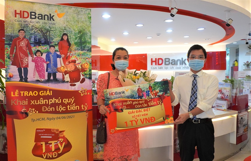 Ông Lê Ngọc Anh – Giám đốc HDBank Duy Tân trao giải Đặc biệt chương trình ưu đãi Xuân 2021 trị giá 1 tỷ đồng cho khách hàng Phạm Thị Bảo Khanh