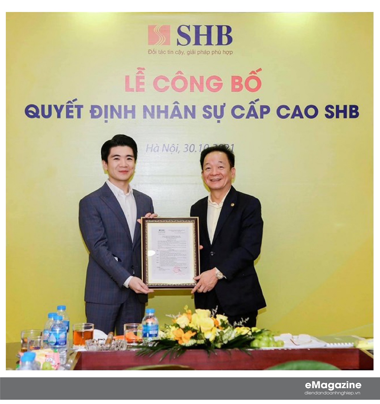 Chủ tịch HĐQT SHB ông Đỗ Quang Hiển trao Quyết định bổ nhiệm ông Đỗ Quang Vinh giữ chức Phó Tổng Giám đốc SHB. Ảnh: SHB