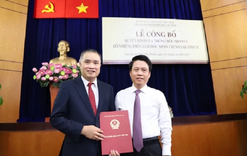 Phó Thống đốc NHNN Phạm Tiến Dũng (bên phải) trao Quyết định cho ông Nguyễn Đức Lệnh