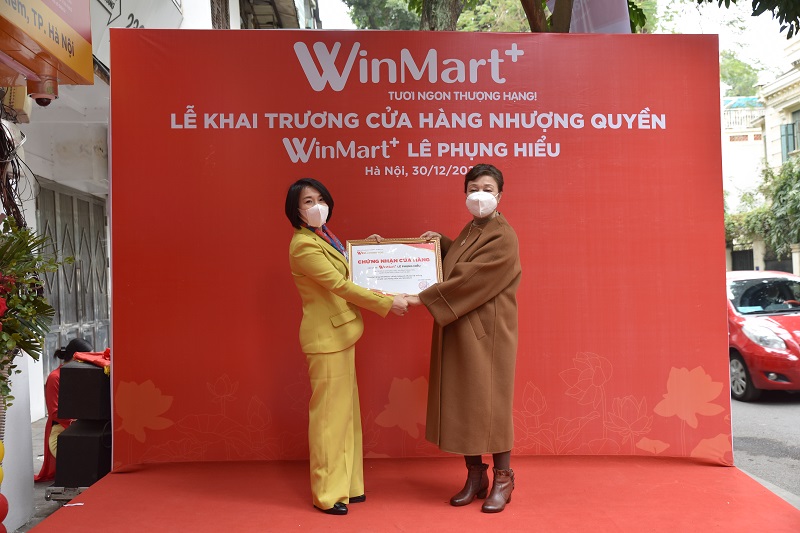 Bà Nguyễn Thị Phương - Phó TGĐ Thường trực Công ty WinCommerce trao chứng nhận nhượng quyền cho nhà đầu tư. Ảnh: MSN