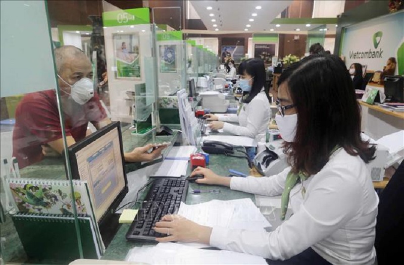 Theo TS. Nguyễn Xuân Thành, Việt Nam đã sử dụng nhiều lần giảm lãi suất và tạo thanh khoản nhưng không quá mức. Ảnh: Giao dịch tại Vietcombank
