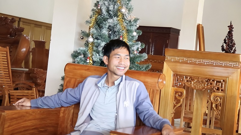 Anh Đặng Văn Toàn – Giám đốc công ty TNHH nội thất gỗ An Minh. Ảnh: Bảo Yến