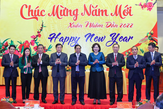 Thủ tướng Chính phủ Phạm Minh Chính và Phó Thủ tướng Lê Minh Khái tới thăm, động viên đội ngũ cán bộ, người lao động Ngân hàng Nhà nước Việt Nam và ngành ngân hàng - Ảnh: VGP/Nhật Bắc