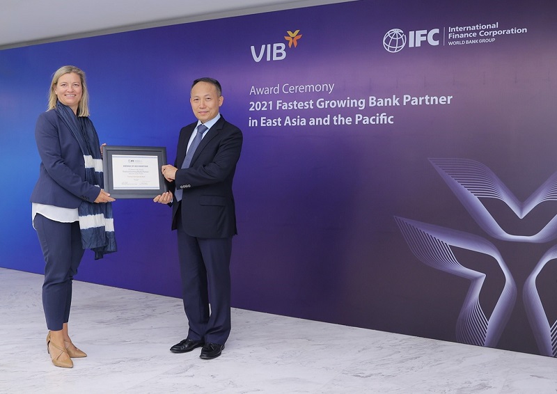 Ông Hàn Ngọc Vũ – Tổng Giám đốc VIB nhận giải thưởng từ đại diện IFC. Ảnh: VIB