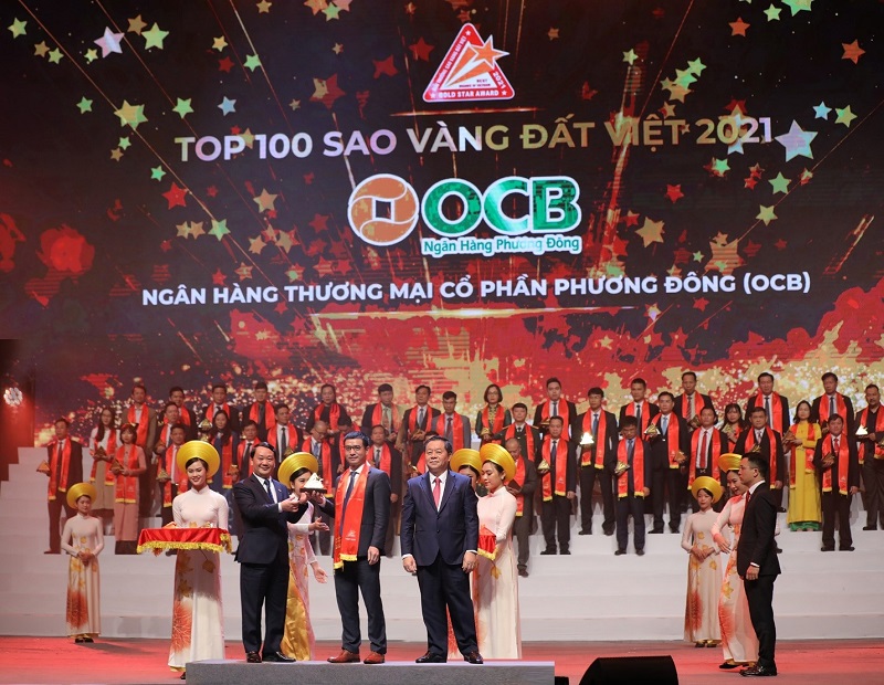 Ông Nguyễn Văn Hương, Giám đốc Khối Bán lẻ OCB, đại diện Ngân hàng nhận giải thưởng Top 100 Sao Vàng Đất Việt 2021. Ảnh: OCB