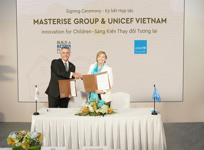 Đại diện Masterise Group, Ông Jason Turnbull, Phó Tổng Giám đốc kiêm Giám đốc Tài chính, Masterise Homes (bên tay trái) và bà Rana Flowers, Trưởng đại diện UNICEF tại Việt Nam hoàn thành nghi thức ký kết .