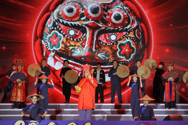 Tổ hợp ca - múa thể hiện sắc màu văn hoá dân tộc Lạng Sơn.