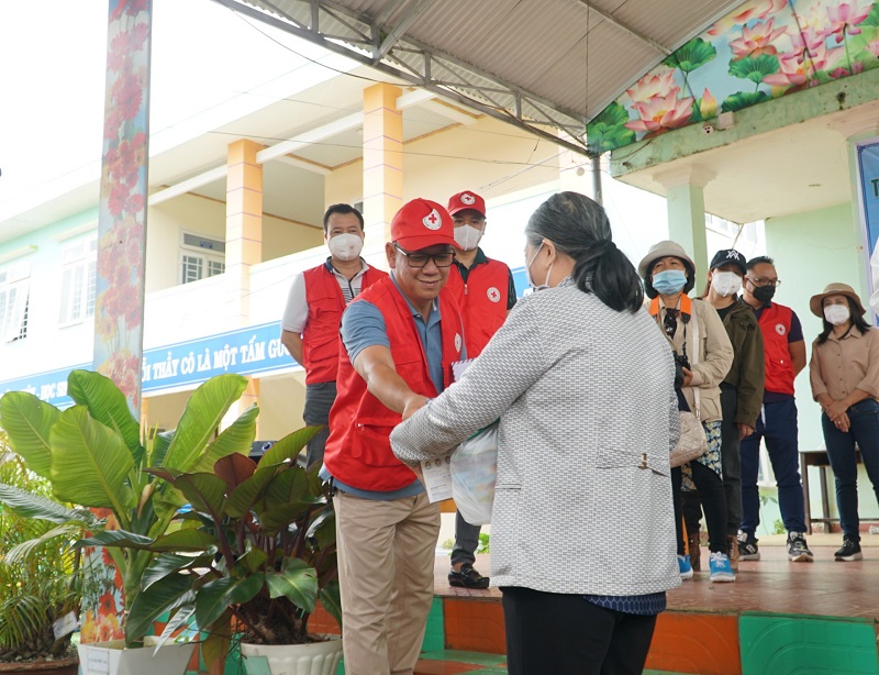 Ông Nguyễn Hoàng Hiệp - Chủ nhiệm CLB cùng các thành viên đoàn trao quà cho bà con
