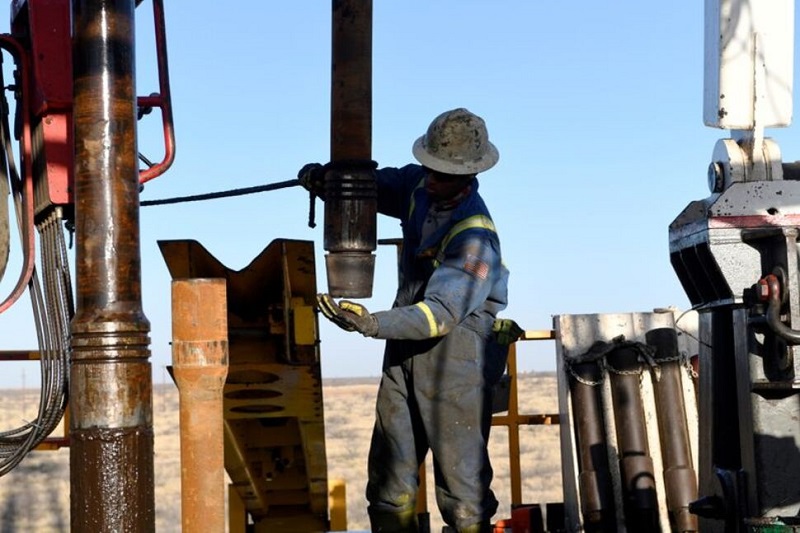 Một công nhân dầu mỏ tháo nắp ren khỏi một đoạn ống khoan trong hợp đồng thuê khoan thuộc sở hữu của Elevation Resources, Texas (USA). Ảnh: Reuters