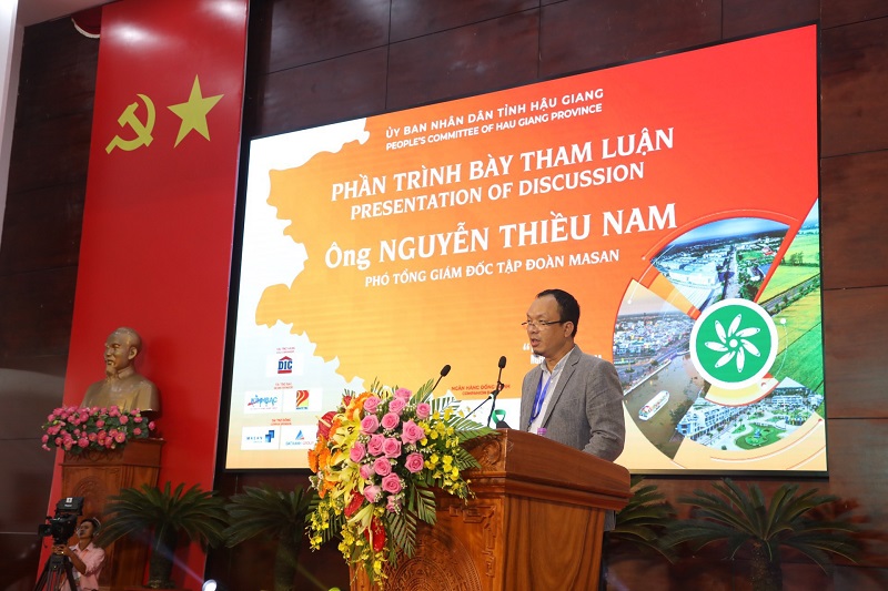 Ông Nguyễn Thiều Nam - Phó Tổng Giám đốc Tập đoàn Masan trình bày về dự án và cảm ơn Lãnh đạo Trung ương, địa phương đã trao quyết định đầu tư cho doanh nghiệp