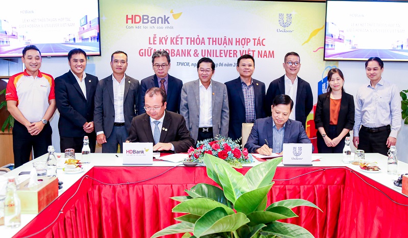 Đại diện HDBank và Unilever Việt Nam thực hiện ký kết hợp tác. Ảnh: HDBank