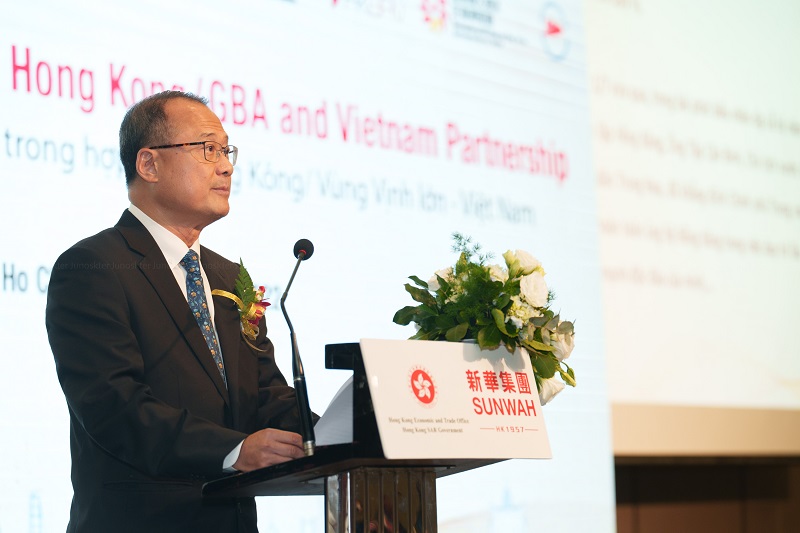 Tiến sĩ Jonathan Choi, Chủ tịch Tập đoàn Sunwah, Chủ tịch HKVCC và Liên minh Doanh nhân Vùng Vịnh Quảng Đông - Hồng Kông - Macao phát