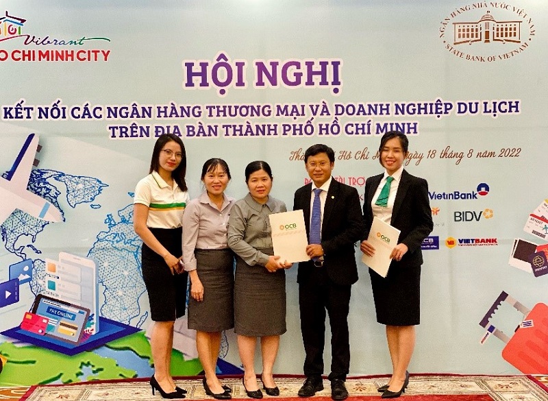 Đại diện OCB ký kết với Công ty CP du lịch Thanh Bình