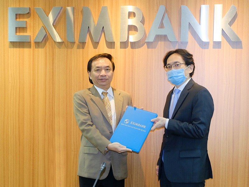 Ông Yasuhiro Saitoh – Chủ tịch HĐQT Eximbank (bên phải) trao Quyết định bổ nhiệm ông Trần Tấn Lộc giữ chức vụ Tổng Giám đốc của ngân hàng.