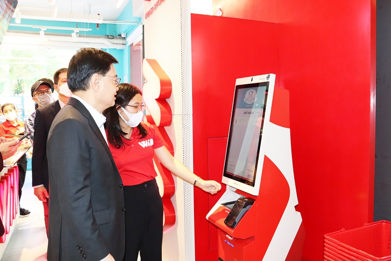 Phó Thủ tướng Singapore trải nghiệm kios thanh toán tự động tại khu vực Ozone bên trong cửa hàng WIN