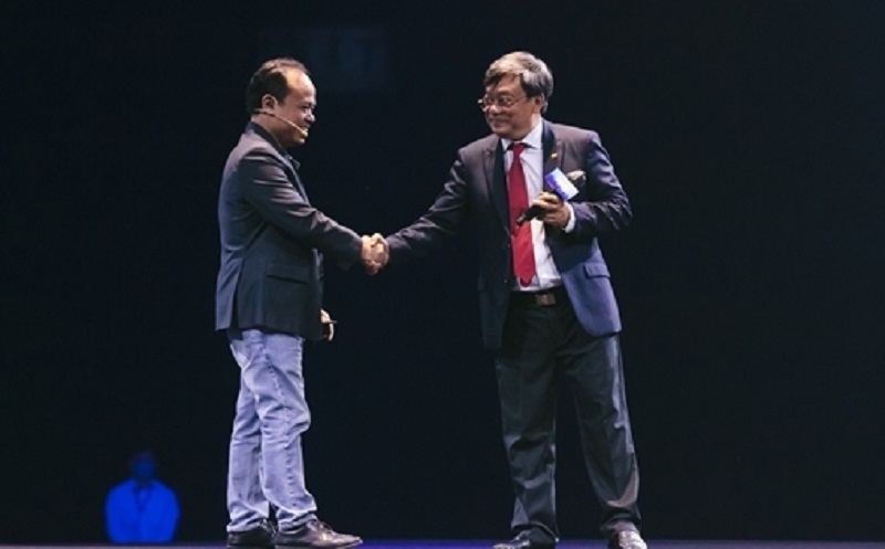 Cú bắt tay 65 triệu USD của tỷ phú Nguyễn Đăng Quang và nhà sáng lập Trusting Social được xem như một M&A điển hình của thời đại mới - thời tiêu dùng mở rộng và tích hợp công nghệ, tài chính. (Nguồn ảnh: MSN)
