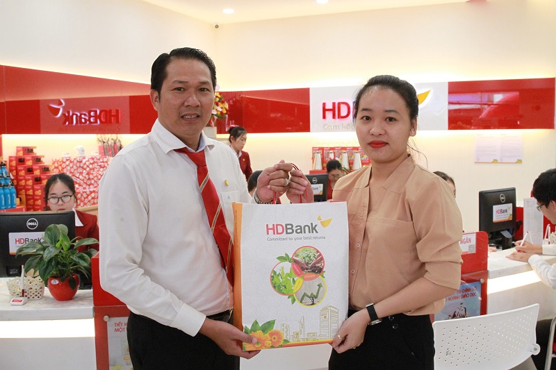 Nhân dịp khai trương trụ sở mới, HDBank Minh Diệu dành tặng những khách hàng địa phương tới giao dịch nhiều phần quà hấp dẫn, thiết thực. (Ảnh: HDBank)