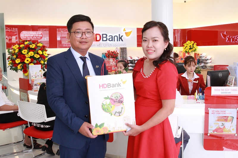 Các khách hàng đầu tiên đến giao dịch tại Chi nhánh Hậu Giang nhận quà từ HDBank trao tặng