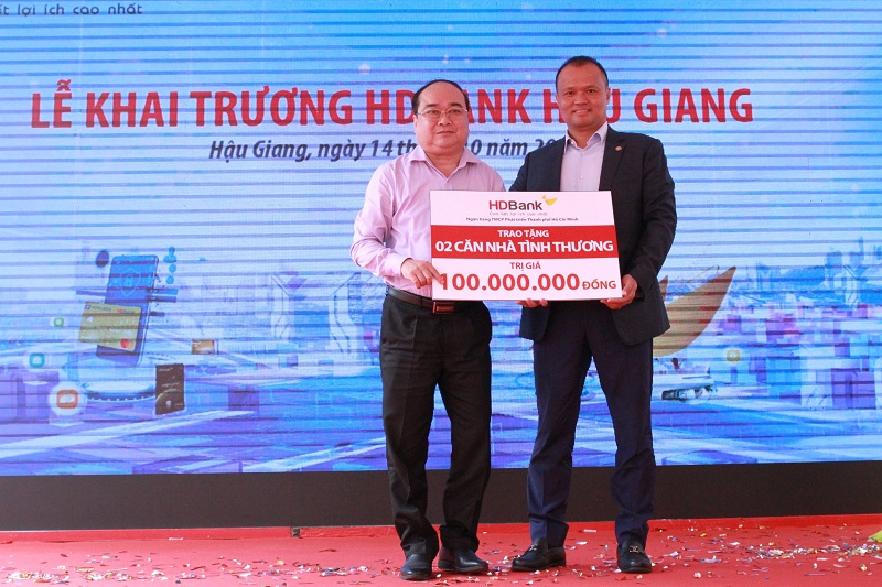Ông Anh Nguyễn Đăng Thanh, Phó Tổng Giám Đốc đại diện HDBank trao tặng 02 căn nhà tình thương cho địa phương