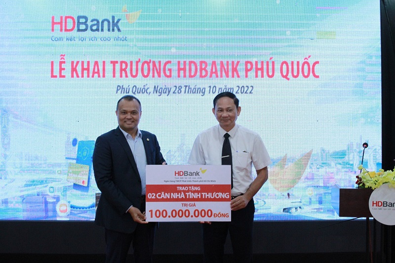 Ông Nguyễn Đăng Thanh - Phó Tổng Giám Đốc đại diện HDBank trao tặng 02 căn nhà tình thương cho địa phương