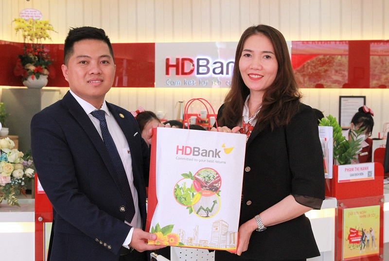 Trong không khí tưng bừng của lễ khai trương, HDBank Tuy Đức - Đắk Nông cũng dành nhiều phần quà hấp dẫn cho khách hàng đến giao dịch cùng với nhiều chương trình khuyến mãi. 