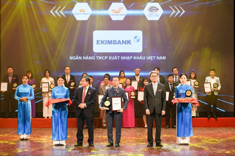 Đại diện Eximbank nhận cúp và chứng nhận Nhãn hiệu nổi tiếng - Nhãn hiệu cạnh tranh Việt Nam năm 2022