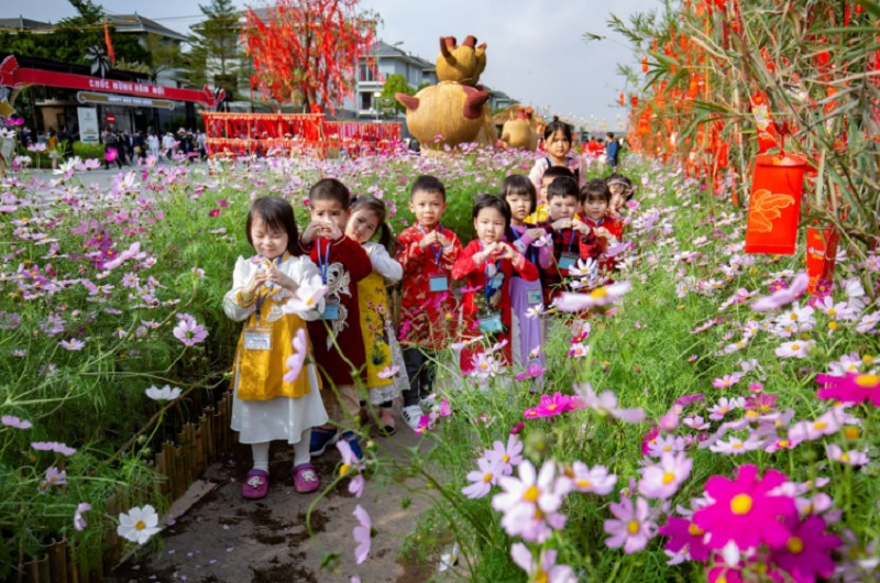 Các “du khách nhí” diện áo dài du xuân giữa đường hoa Home Hanoi Xuan 2023. Ảnh:p/Đình Tùng
