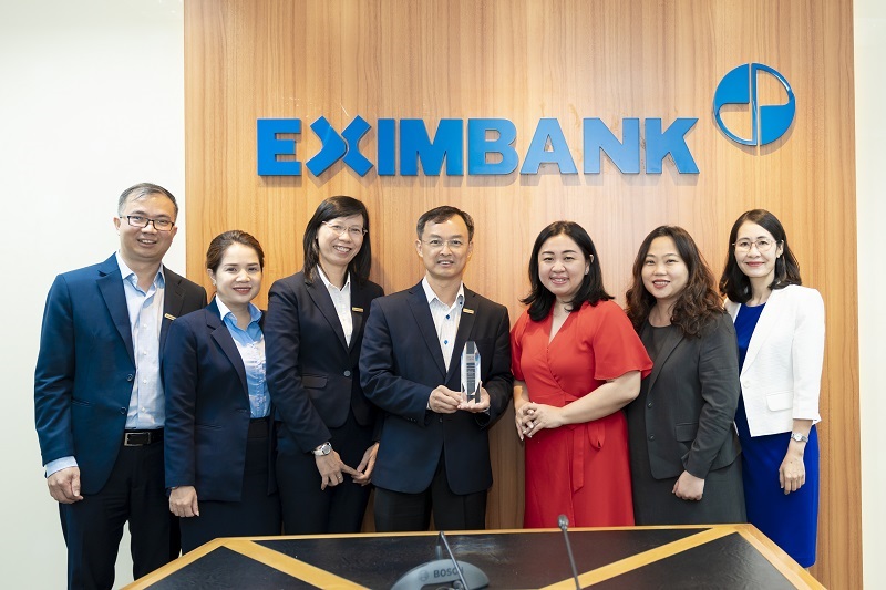 Ông Đào Hồng Châu – Phó TGĐ (Thứ 4 từ phải qua) đại diện Eximbank nhận giải thưởng từ bà Andriyana Sastra – Giám đốc Bộ phận tư vấn khách hàng, dịch vụ quản lý ngân quỹ toàn cầu của Well Fargo.