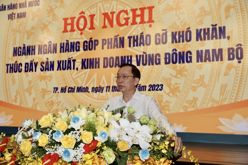 Phó Thống đốc NHNN Đào Minh Tú báo cáo hội nghị. Ảnh: SBV