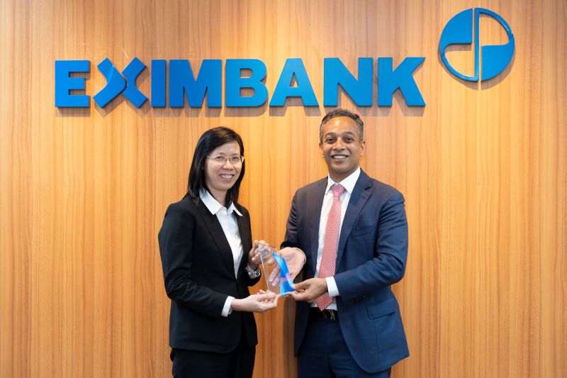 Bà Nguyễn Thị Hồng Phúc - Phó Giám Đốc phụ trách Khối Vận Hành Eximbank tiếp nhận giải thưởng này từ ông Aashish Misha, Giám đốc điều hành của Citibank