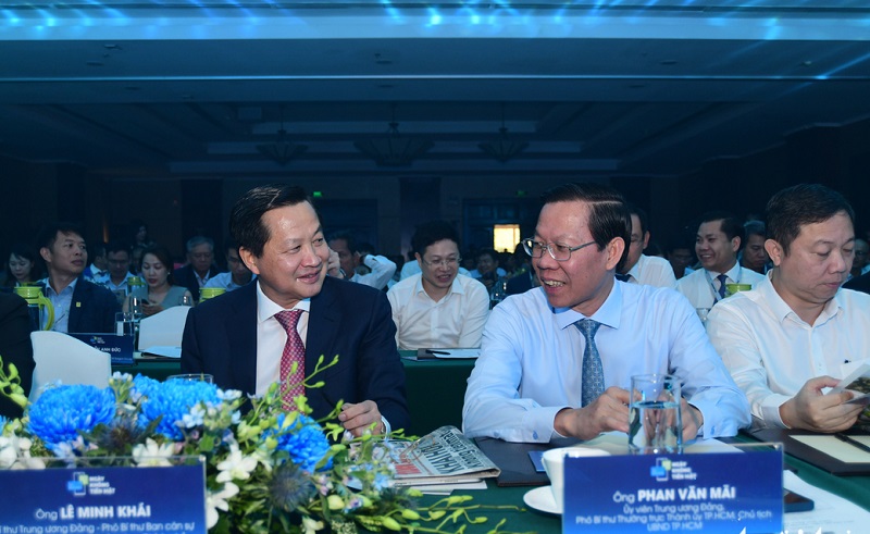 Phó thủ tướng Lê Minh Khái (bìa trái) và Chủ tịch UBND TP.HCM Phan Văn Mãi - Ảnh: QUANG ĐỊNH Phó thủ tướng Lê Minh Khái (bìa trái) và Chủ tịch UBND TP.HCM Phan Văn Mãi