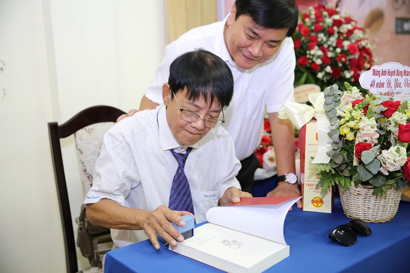 Tác giả Huỳnh Dũng Nhân ký tặng sách gửi nhà báo Ngọc Toàn - Tổng Biên tập báo Thanh Niên