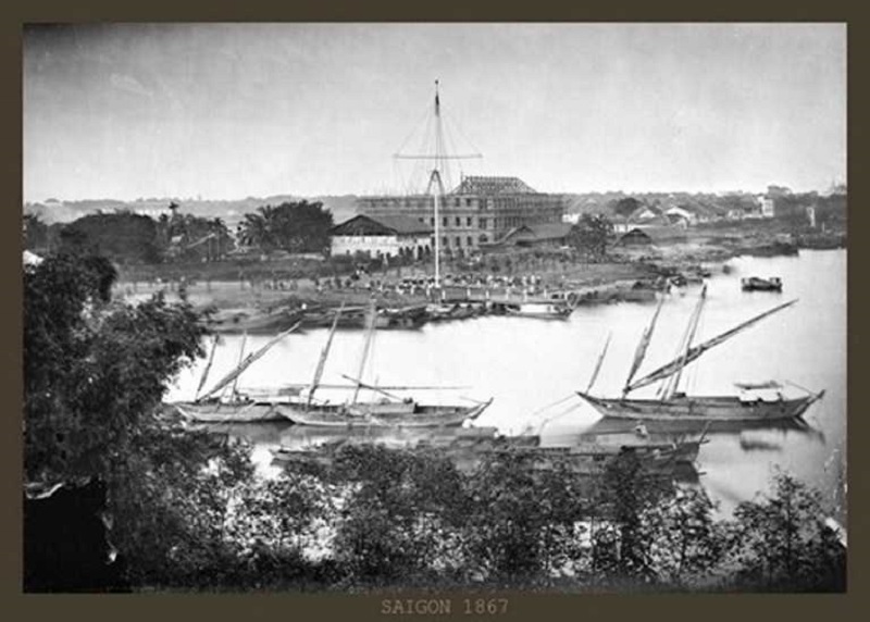 Khu vực thương cảng ở Sài Gòn, với Nhà Rồng (ngày nay là Bảo tàng Hồ Chí Minh) đang được xây dựng. Hình ảnh được đăng tải trên website của Thư viện Wellcome, London (Anh)