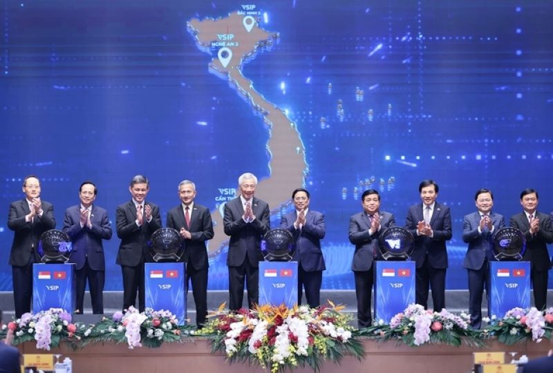 Thủ tướng Phạm Minh Chính, Thủ tướng Lý Hiển Long tham gia nghi thức khởi công các dự án mới của VSIP. Ảnh: VGP