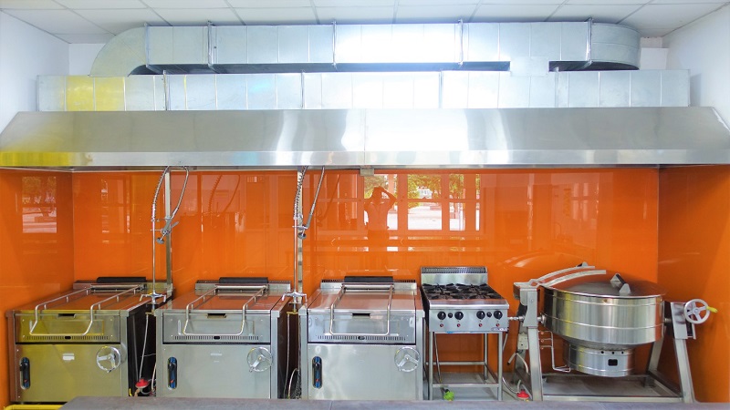 Bếp được trang bị hiện đại giúp đảm bảo an toàn vệ sinh thực phẩm và nâng cao hiệu suất.